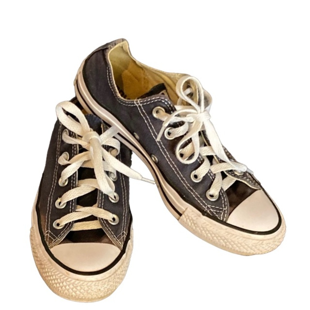 SOLD🖤 Converse - Women’s Low Sneaker - Picture 2 of 8